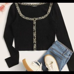 Button front leopard rib-knot crop top